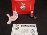 une boîte rouge avec un petit personnage à côté