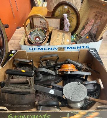 une boîte remplie d'objets assortis posée sur une table