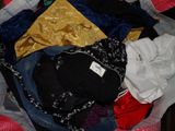 un tas de vêtements dans un sac posé par terre