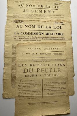 deux morceaux de vieux journal posés l'un sur l'autre