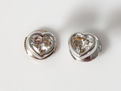 Paire de clous d'oreilles en or gris figurant des cœurs sertis de diam