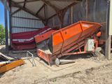 un camion-benne immobilisé dans la terre