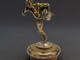 une image représentant une statue en bronze d'un homme sur un socle