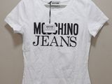 un t-shirt blanc portant l'inscription « Moschino Jeans »