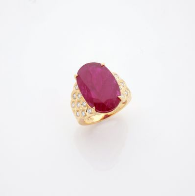 une bague en rubis et diamants