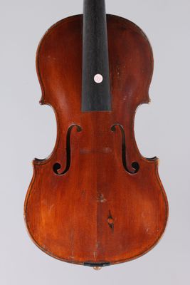 un vieux violon avec un archet sur fond blanc