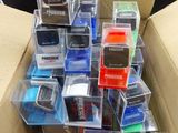 une boîte remplie de gadgets électroniques qui se trouvent dans une boîte