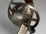 une épée en argent surmontée d'un oiseau