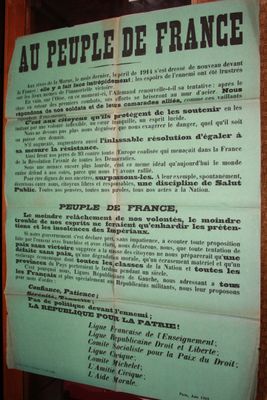 affiche accrochée au mur d'un bar à Paris