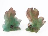 deux figurines représentant des feuilles sur un fond blanc