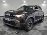 La nouvelle Toyota RAV 2021 est exposée dans un showroom