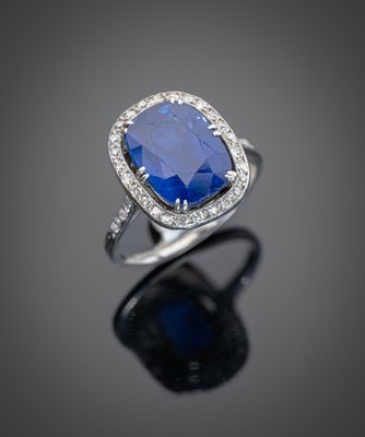 une bague en saphir et diamant