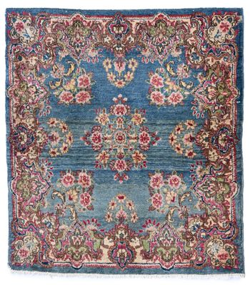un tapis bleu à motifs floraux
