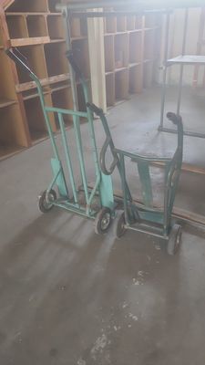 un petit chariot avec une chaise au milieu d'une pièce