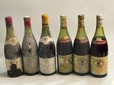 six bouteilles de vin sont alignées sur une table