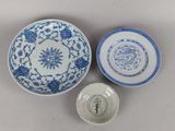 deux bols chinois bleus et blancs et un bol orné d'un motif floral