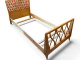 un lit avec un cadre en bois et une tête de lit à motifs floraux