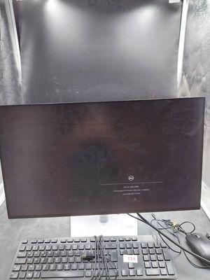 un ordinateur avec un clavier et une souris posé sur le bureau