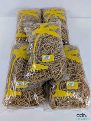 quatre paquets d'élastiques sont emballés dans des sachets en plastique