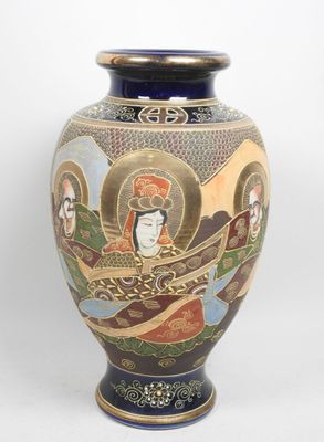 un vase sur lequel sont représentés une femme et un homme