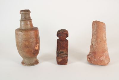 trois pièces de poterie posées les unes à côté des autres sur une surface blanche