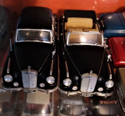 de nombreuses petites voitures exposées dans une vitrine
