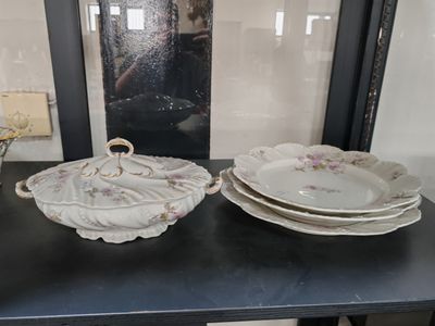 deux assiettes et un bol posés sur une table