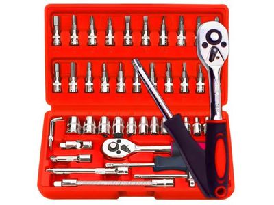 trousse à outils dans un étui rouge contenant des outils, sur fond blanc