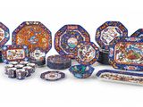 une image représentant un ensemble d'assiettes et de bols posés sur une surface blanche