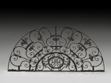pare-feu en fer forgé avec motif en volutes et bougeoir