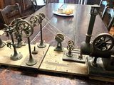 une vieille machine à coudre posée sur une table dans une pièce