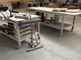 une pièce dans laquelle se trouvent une table et une chaise