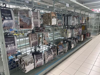 un grand nombre d'articles qui se trouvent sur les étagères du magasin