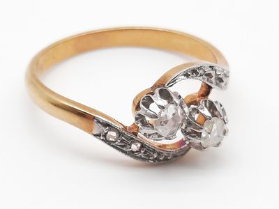une image représentant une bague en or et en argent sertie d'un diamant