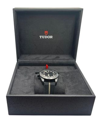 TUDOR - Montre Tudor Black Bay modèle de plongée - Boîtier rond avec l
