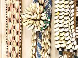 beaucoup de bracelets accrochés au mur