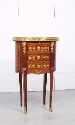 une petite table en bois avec un plateau en marbre et deux tiroirs