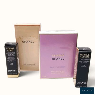 trois types de parfums différents, présentés dans des boîtes posées sur une surface blanche