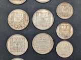 un lot de vingt pièces d'argent présentant différents motifs
