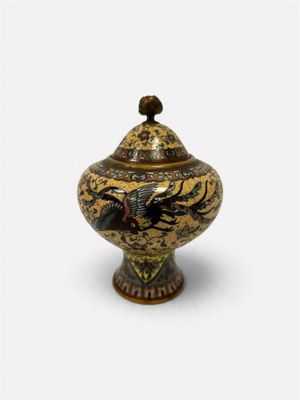 une image représentant un vase décoratif orné d'un dragon