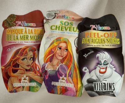 Quatre livres différents sur les princesses Disney sont alignés sur une surface blanche