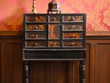 une petite table sur laquelle est posée une croix