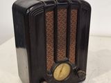 une vieille radio posée sur une table
