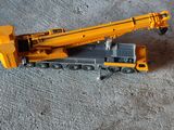 un camion miniature équipé d'une grue
