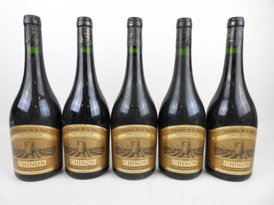 six bouteilles de vin sont alignées dans une rangée