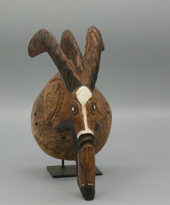 Cimier en bois dur à patine sombre d’usage et rehauts de pol…