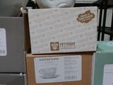 de nombreux cartons empilés sur le sol