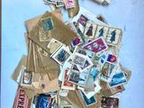 une photo montrant une pile de timbres posée sur une table