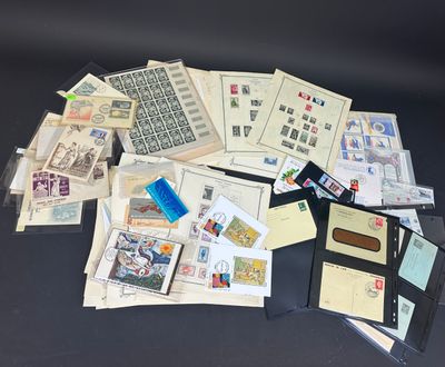 une pile de timbres et d'enveloppes posée sur une table