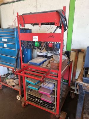 un chariot de chantier rouge sur lequel se trouvent de nombreux outils